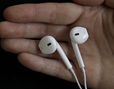 Apple sẽ thiết kế lại tai nghe earbud để bám chắc hơn vào tai người nghe