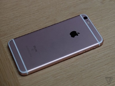 Cận cảnh iPhone 6s và iPhone 6s Plus mới: camera vẫn lồi, màu vàng hồng quyến rũ