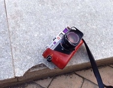 Máy ảnh Leica M9 rơi khỏi ban công, làm vỡ cả mảng gạch