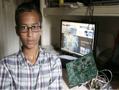 Teen 14 tuổi bị bắt vì tưởng có ý định đánh bom bằng đồng hồ tự chế