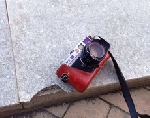 Máy ảnh Leica M9 rơi khỏi ban công, làm vỡ cả mảng gạch